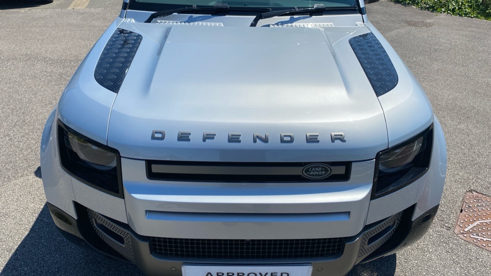 Land Rover Defender 3.0 D300 X-Dynamic HSE 110 5dr Auto [7 Seat] Diesel Estate - Image 33