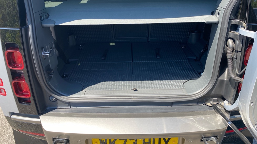 Land Rover Defender 3.0 D300 X-Dynamic HSE 110 5dr Auto [7 Seat] Diesel Estate - Image 41