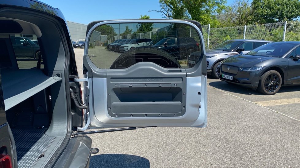 Land Rover Defender 3.0 D300 X-Dynamic HSE 110 5dr Auto [7 Seat] Diesel Estate - Image 45