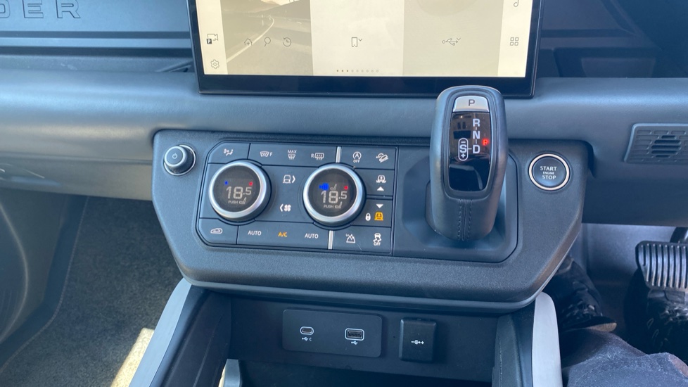 Land Rover Defender 3.0 D300 X-Dynamic HSE 110 5dr Auto [7 Seat] Diesel Estate - Image 63