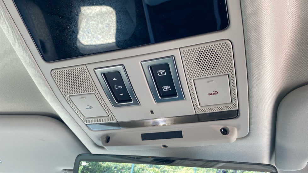 Land Rover Defender 3.0 D300 X-Dynamic HSE 110 5dr Auto [7 Seat] Diesel Estate - Image 75