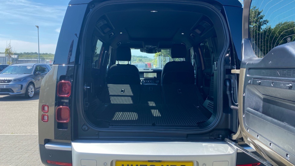 Land Rover Defender 3.0 D250 SE 110 5dr Auto Diesel Estate - Image 10