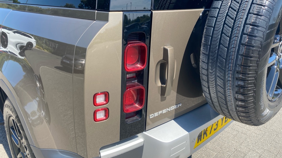 Land Rover Defender 3.0 D250 SE 110 5dr Auto Diesel Estate - Image 19