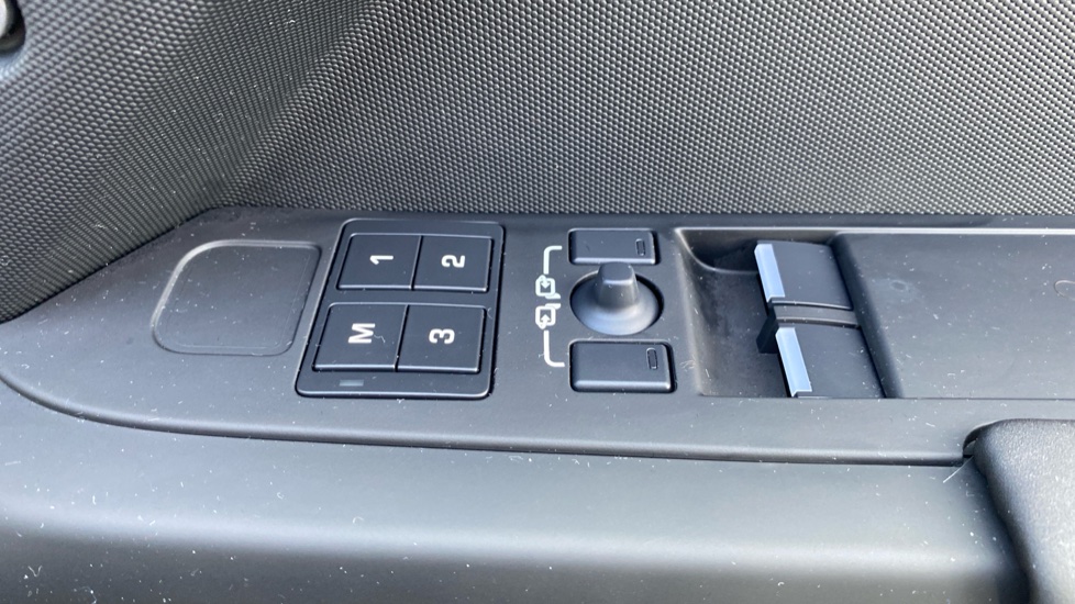 Land Rover Defender 3.0 D350 X-Dynamic SE 90 3dr Auto Diesel Estate - Image 21