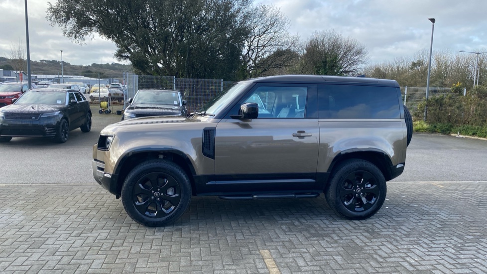 Land Rover Defender 3.0 D350 X-Dynamic SE 90 3dr Auto Diesel Estate - Image 31