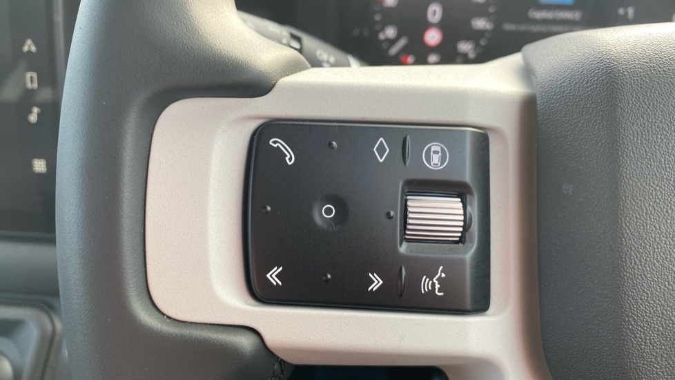 Land Rover Defender 3.0 D350 X-Dynamic SE 90 3dr Auto Diesel Estate - Image 34