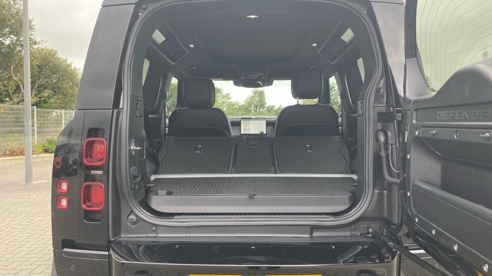 Land Rover Defender 3.0 D350 X-Dynamic HSE 90 3dr Auto Diesel Estate - Image 10