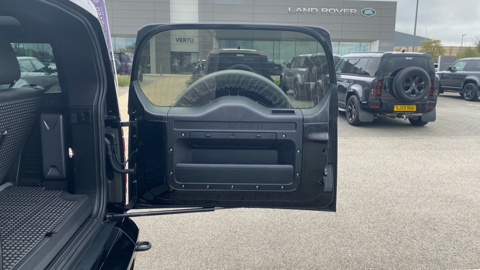 Land Rover Defender 3.0 D350 X-Dynamic HSE 90 3dr Auto Diesel Estate - Image 41