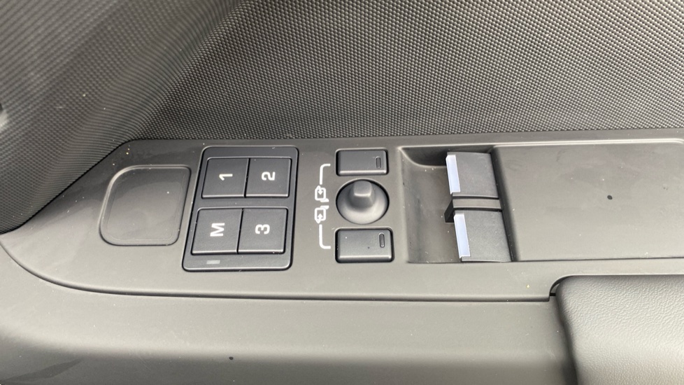 Land Rover Defender 3.0 D350 X-Dynamic HSE 90 3dr Auto Diesel Estate - Image 43