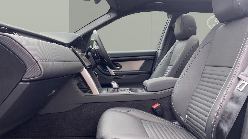 Land Rover Discovery Sport 2.0 D200 Dynamic SE 5dr Auto [5 Seat] Diesel Station Wagon - Image 3