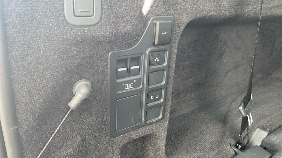 Land Rover Discovery 3.0 D250 Dynamic HSE 5dr Auto Diesel Station Wagon - Image 38