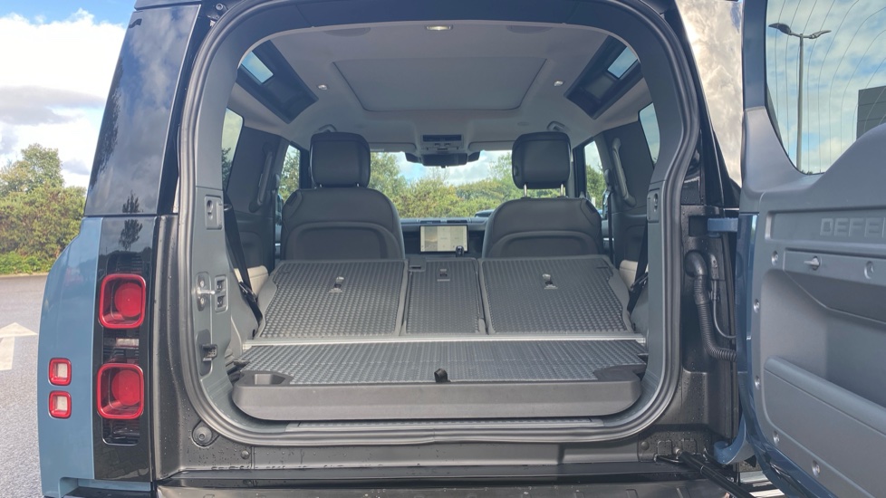 Land Rover Defender 3.0 D300 X-Dynamic HSE 90 3dr Auto Diesel Estate - Image 10