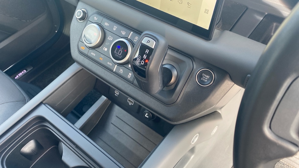 Land Rover Defender 3.0 D300 X-Dynamic HSE 90 3dr Auto Diesel Estate - Image 13