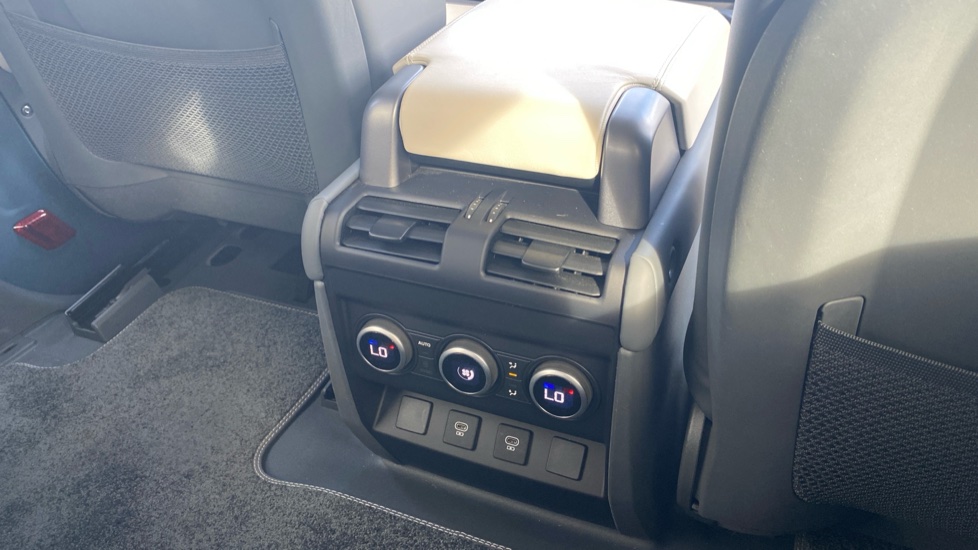 Land Rover Defender 3.0 D300 X-Dynamic HSE 90 3dr Auto Diesel Estate - Image 18