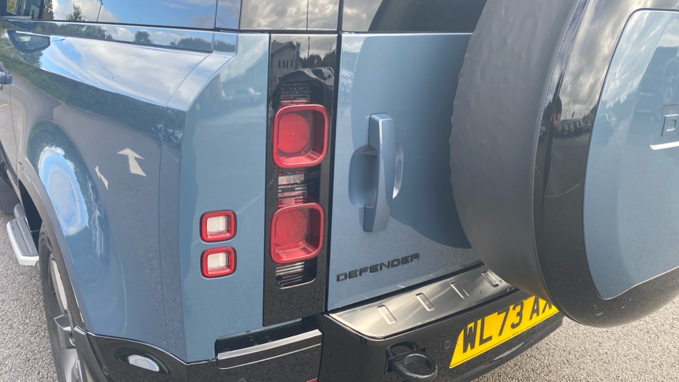 Land Rover Defender 3.0 D300 X-Dynamic HSE 90 3dr Auto Diesel Estate - Image 19