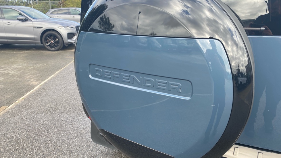 Land Rover Defender 3.0 D300 X-Dynamic HSE 90 3dr Auto Diesel Estate - Image 36