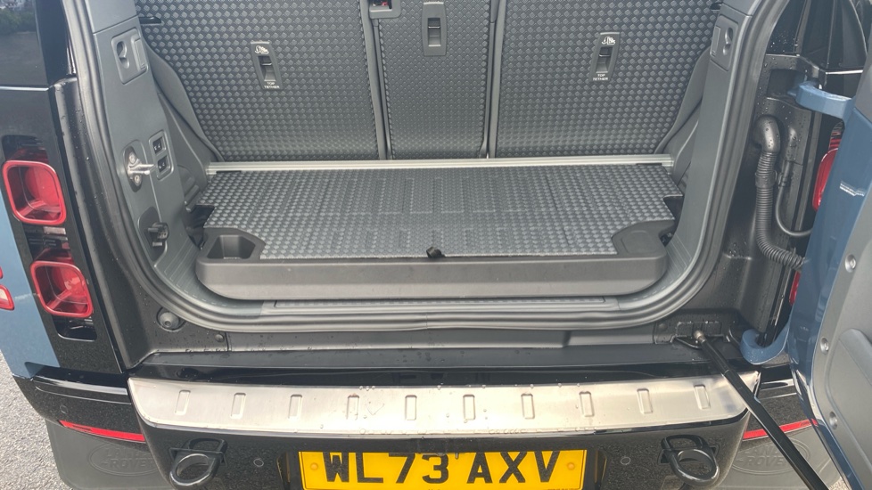 Land Rover Defender 3.0 D300 X-Dynamic HSE 90 3dr Auto Diesel Estate - Image 37