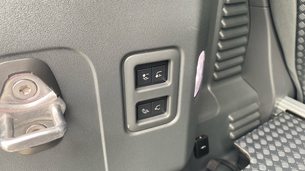 Land Rover Defender 3.0 D300 X-Dynamic HSE 90 3dr Auto Diesel Estate - Image 39