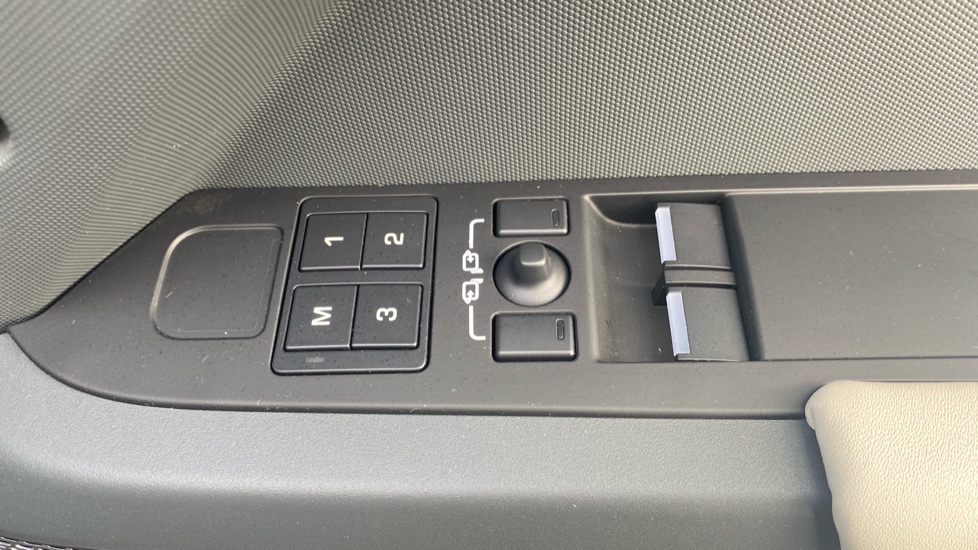 Land Rover Defender 3.0 D300 X-Dynamic HSE 90 3dr Auto Diesel Estate - Image 42
