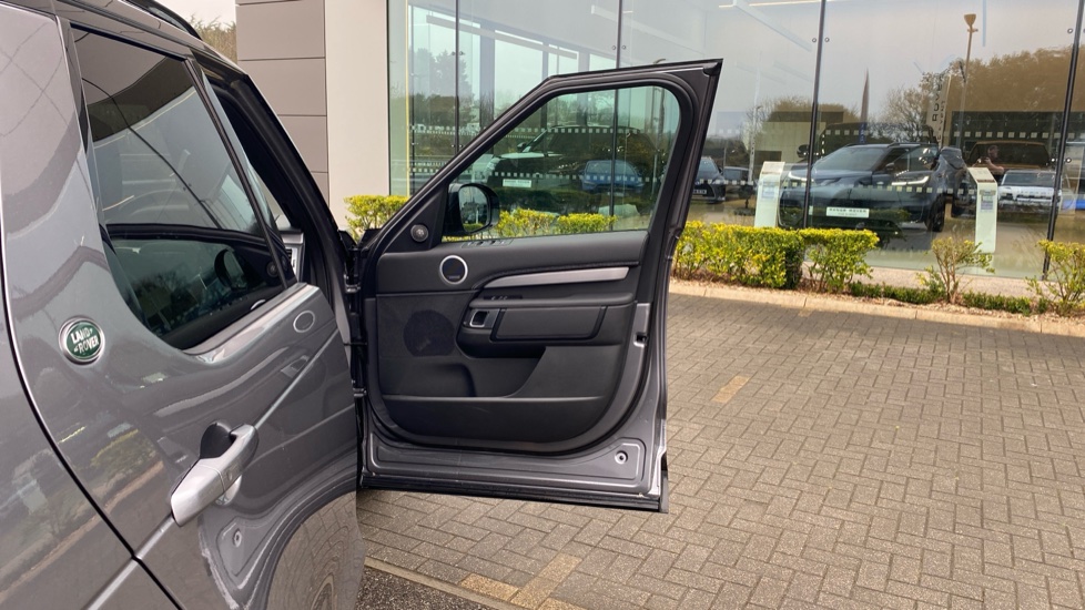 Land Rover Discovery 3.0 D350 Dynamic HSE 5dr Auto Diesel Station Wagon - Image 47