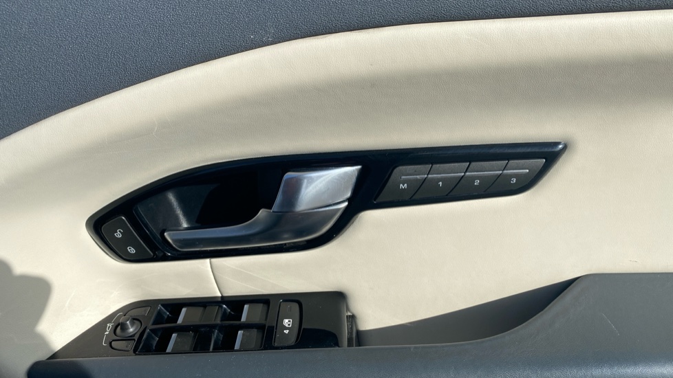 Land Rover Range Rover Evoque Convertible 2.0 TD4 HSE Dynamic Lux 2dr Auto Diesel Convertible - Image 36