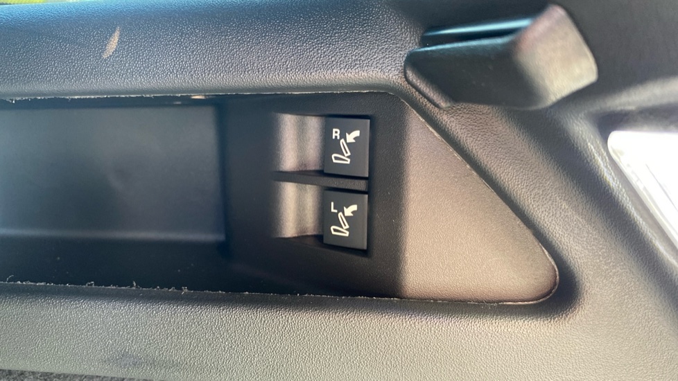 Land Rover Discovery Sport 2.0 D200 Dynamic HSE 5dr Auto [5 Seat] Diesel Station Wagon - Image 36