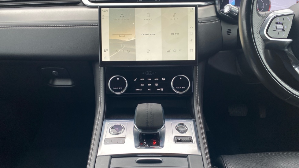 Jaguar F-Pace 2.0 D200 R-Dynamic SE 5dr Auto AWD Diesel Estate - Image 14