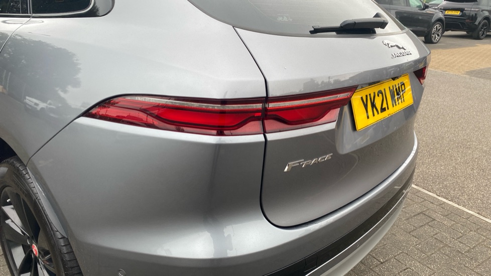 Jaguar F-Pace 2.0 D200 R-Dynamic SE 5dr Auto AWD Diesel Estate - Image 19