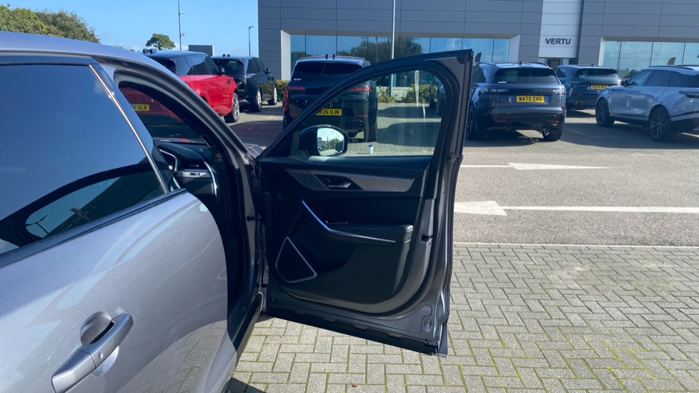 Jaguar F-Pace 2.0 D200 R-Dynamic SE 5dr Auto AWD Diesel Estate - Image 39