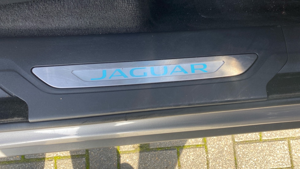 Jaguar F-Pace 2.0 D200 R-Dynamic SE 5dr Auto AWD Diesel Estate - Image 42