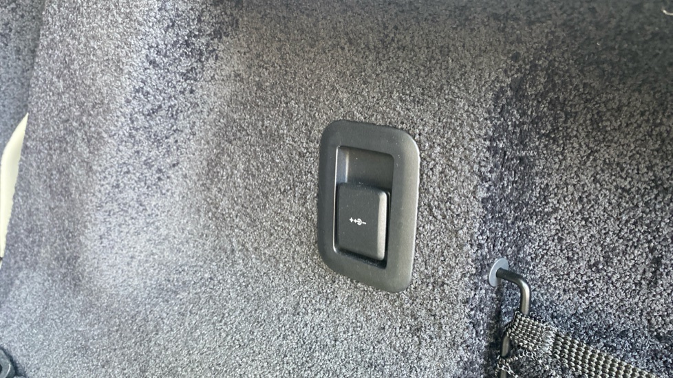 Land Rover Range Rover 3.0 D300 SE 4dr Auto Diesel Estate - Image 37