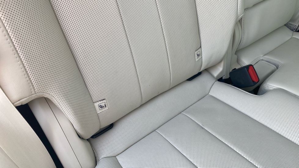 Land Rover Range Rover 3.0 D300 SE 4dr Auto Diesel Estate - Image 43