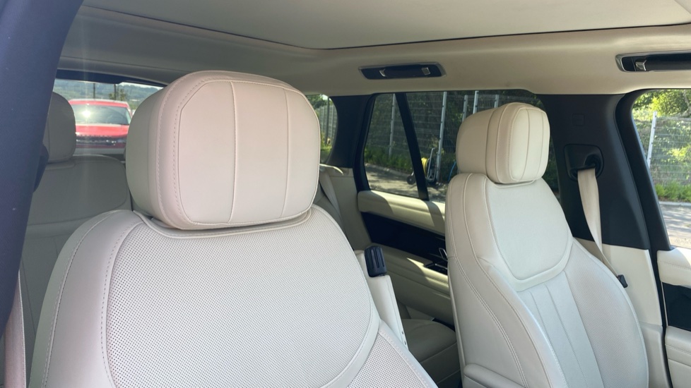 Land Rover Range Rover 3.0 D300 SE 4dr Auto Diesel Estate - Image 53