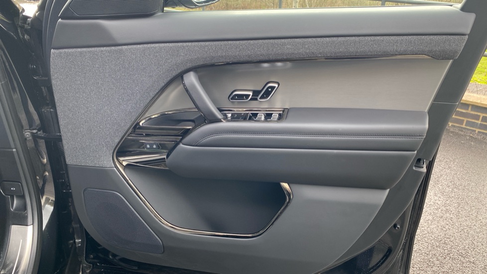 Land Rover Range Rover Sport 3.0 D300 Dynamic SE 5dr Auto Diesel Estate - Image 25