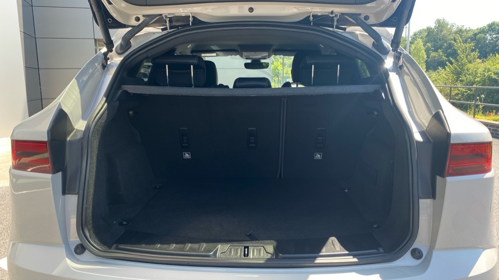 Jaguar E-Pace 2.0 R-Dynamic SE 5dr Auto Petrol Estate - Image 10