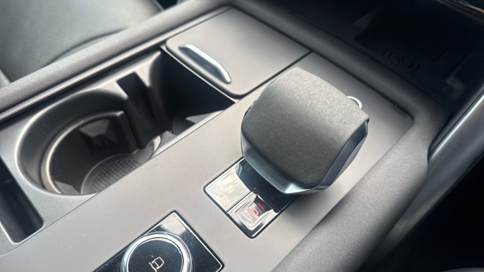 Land Rover Discovery 3.0 D300 R-Dynamic HSE 5dr Auto Diesel Station Wagon - Image 13