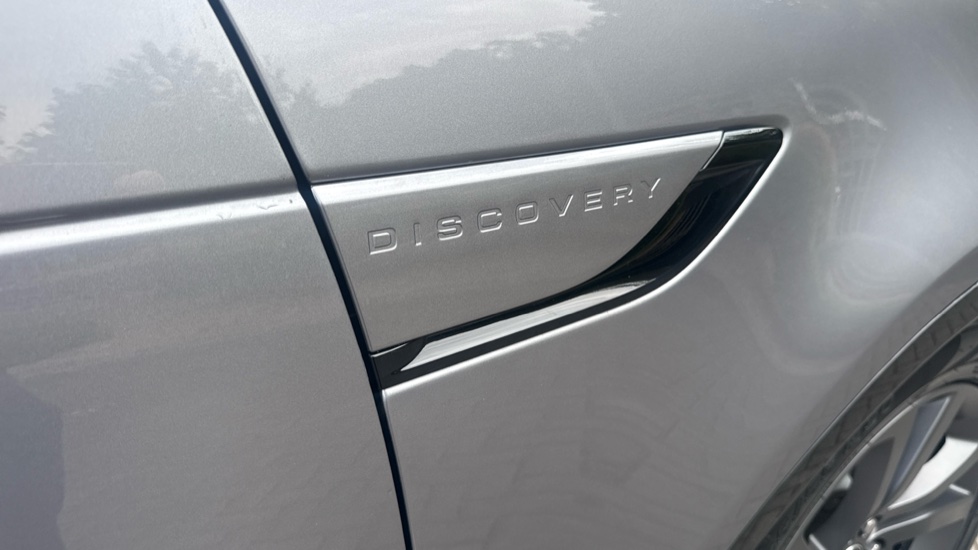 Land Rover Discovery 3.0 D300 R-Dynamic HSE 5dr Auto Diesel Station Wagon - Image 21