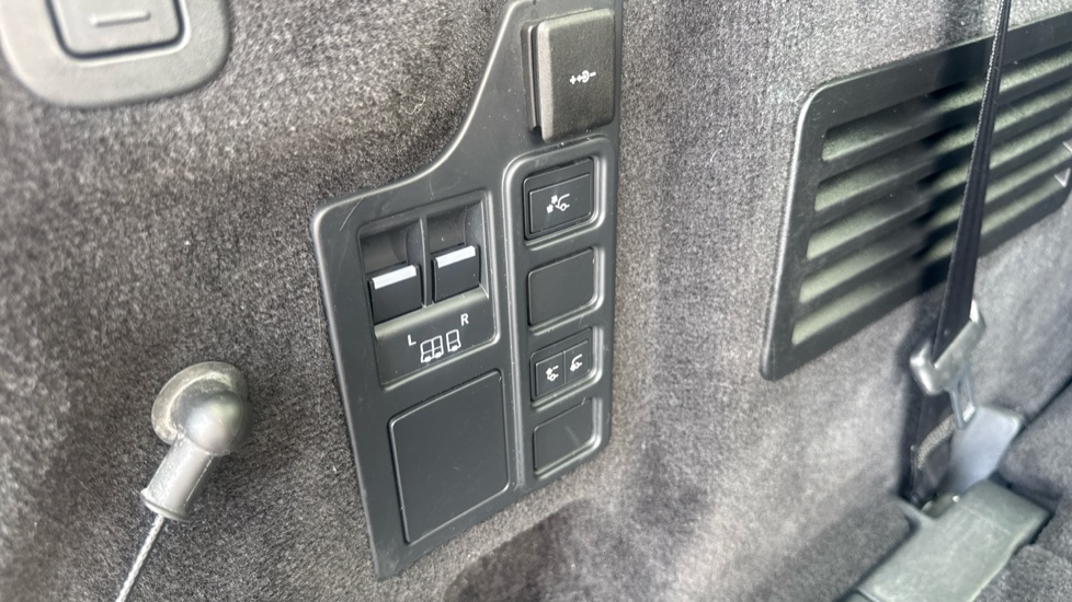 Land Rover Discovery 3.0 D300 R-Dynamic HSE 5dr Auto Diesel Station Wagon - Image 23