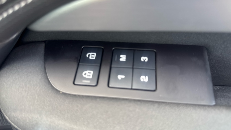 Land Rover Discovery 3.0 D300 R-Dynamic HSE 5dr Auto Diesel Station Wagon - Image 29