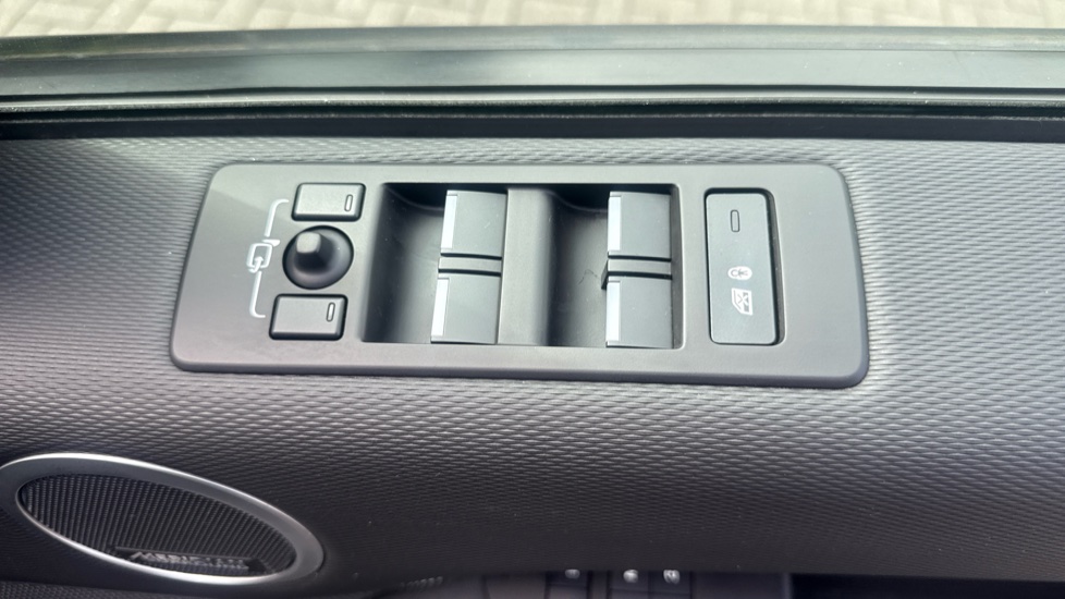 Land Rover Discovery 3.0 D300 R-Dynamic HSE 5dr Auto Diesel Station Wagon - Image 30