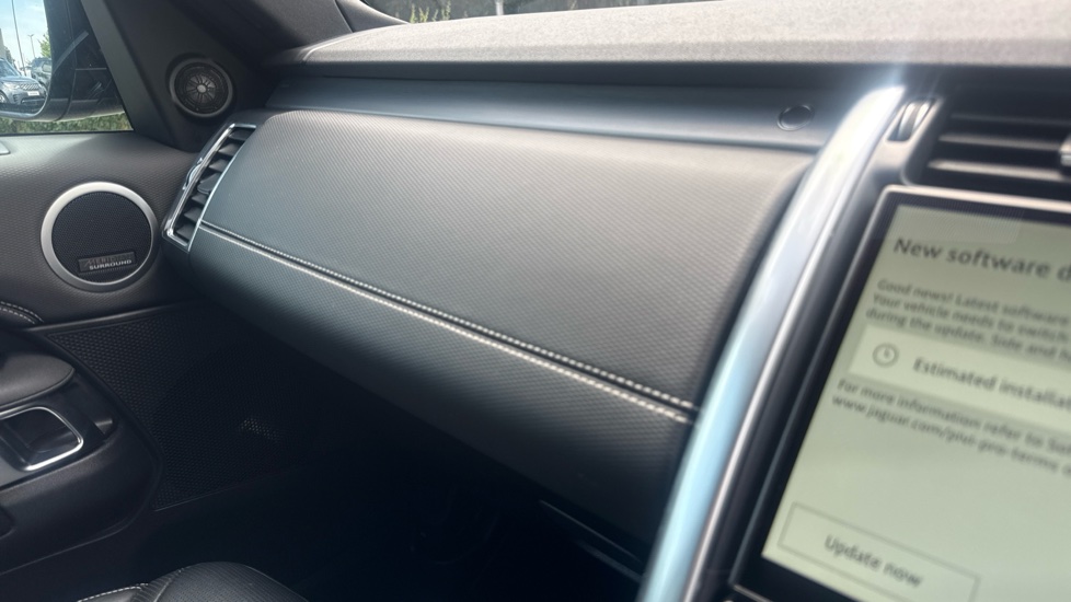 Land Rover Discovery 3.0 D300 R-Dynamic HSE 5dr Auto Diesel Station Wagon - Image 34