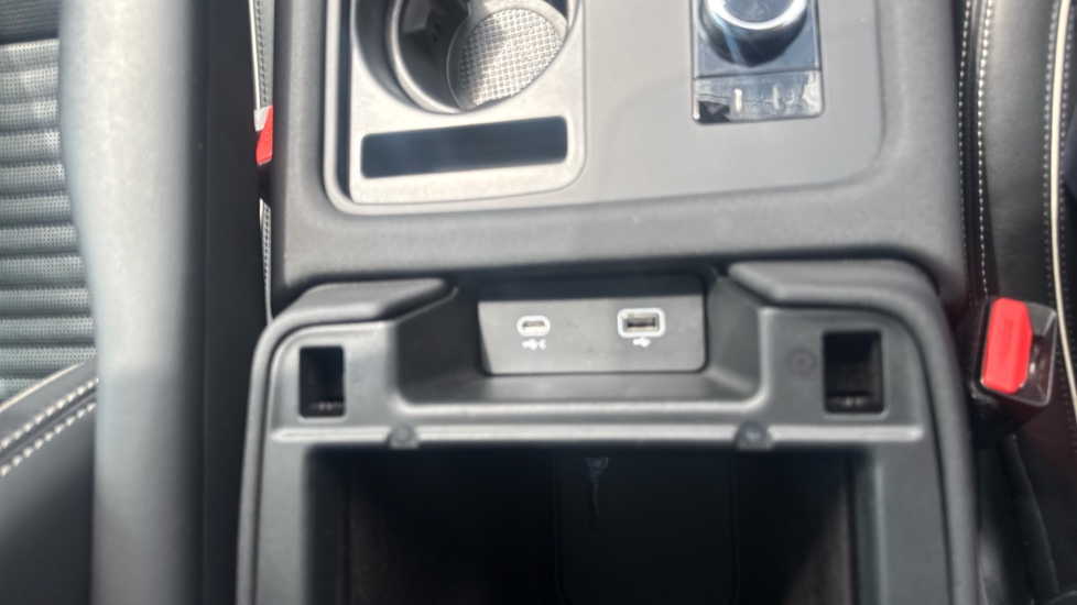 Land Rover Discovery 3.0 D300 R-Dynamic HSE 5dr Auto Diesel Station Wagon - Image 35