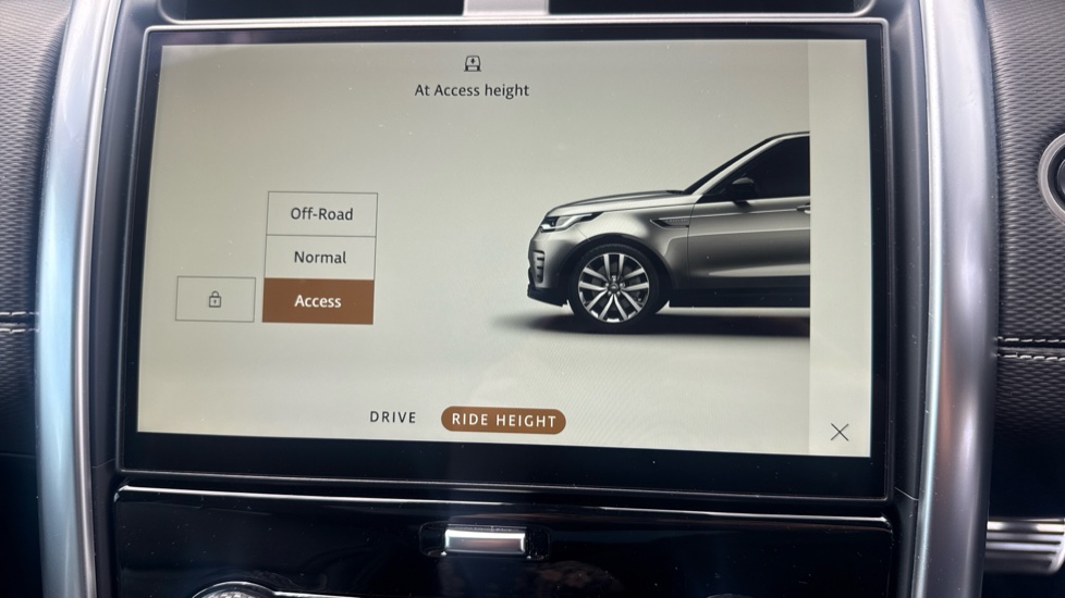 Land Rover Discovery 3.0 D300 R-Dynamic HSE 5dr Auto Diesel Station Wagon - Image 41
