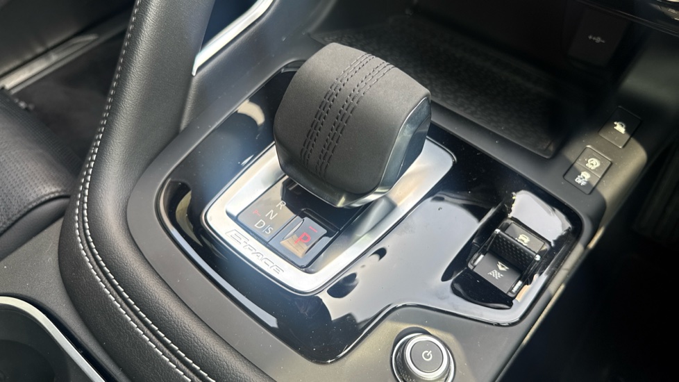 Jaguar E-Pace 2.0 D200 R-Dynamic SE 5dr Auto Diesel Estate - Image 13