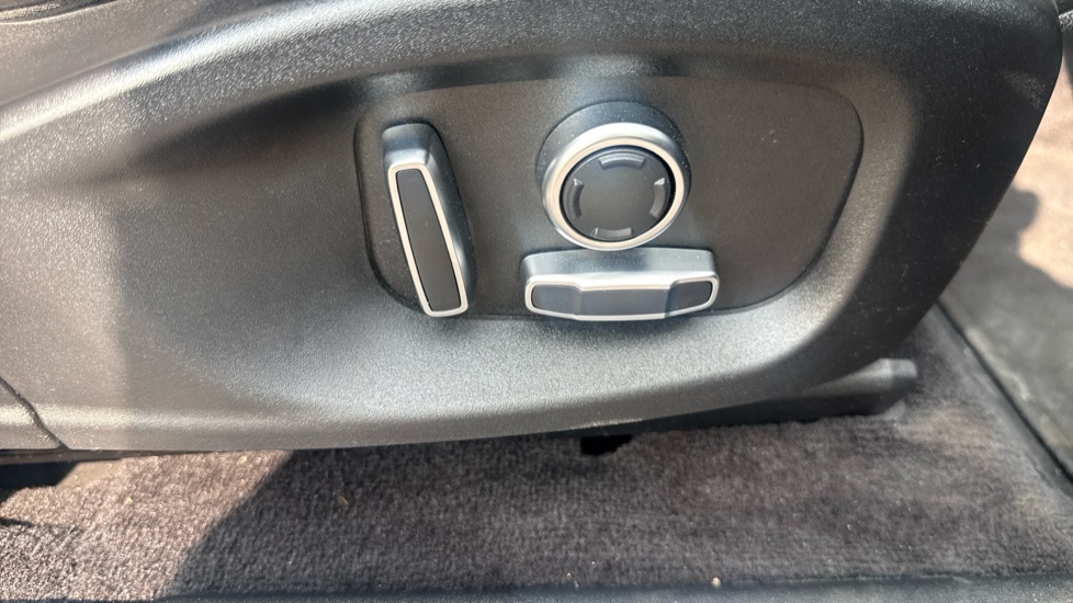 Jaguar E-Pace 2.0 D200 R-Dynamic SE 5dr Auto Diesel Estate - Image 24