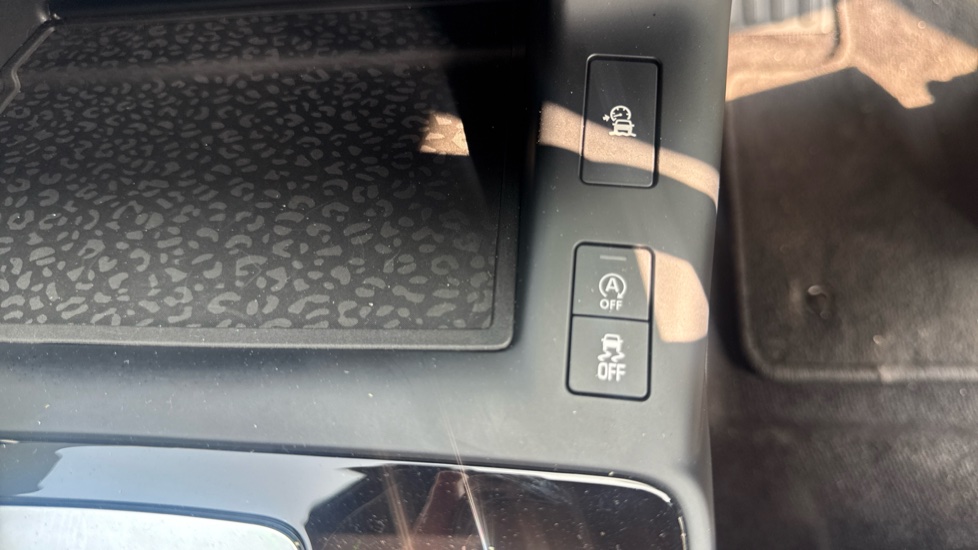 Jaguar E-Pace 2.0 D200 R-Dynamic SE 5dr Auto Diesel Estate - Image 30