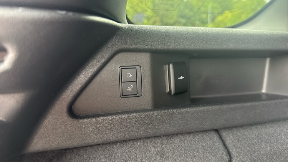 Land Rover Discovery Sport 2.0 D200 Dynamic HSE 5dr Auto [5 Seat] Diesel Station Wagon - Image 38