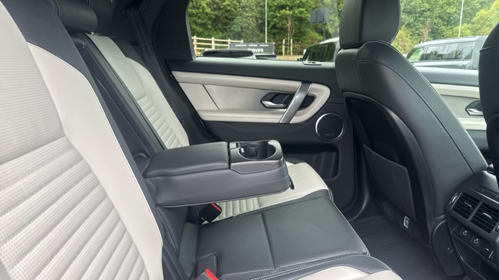 Land Rover Discovery Sport 2.0 D200 Dynamic HSE 5dr Auto [5 Seat] Diesel Station Wagon - Image 42