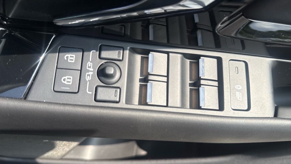 Land Rover Range Rover Evoque 1.5 P300e Autobiography 5dr Auto Hatchback - Image 28