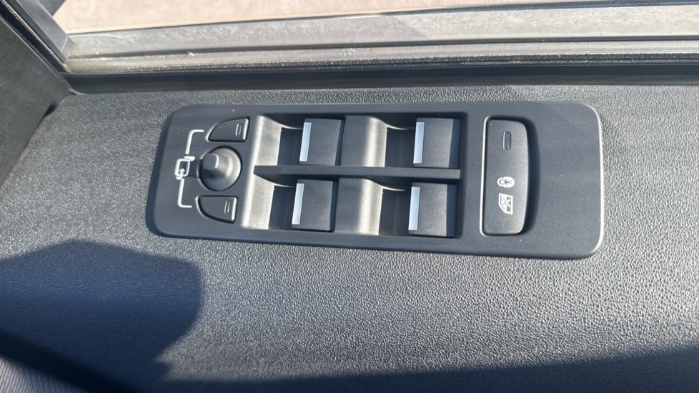 Land Rover Discovery Sport 2.0 D200 Urban Edition 5dr Auto [5 Seat] Diesel Station Wagon - Image 24